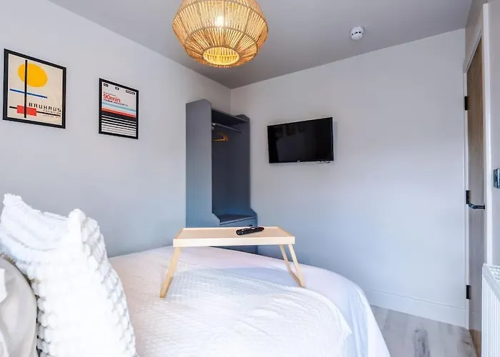 Luxury 2B City Centre Apartment With Private Parking