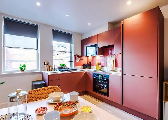 Luxury 2B City Centre Apartment With Private Parking